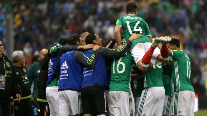 Para pemain Meksiko rayakan keberhasilan lolos ke Piala Dunia 2018