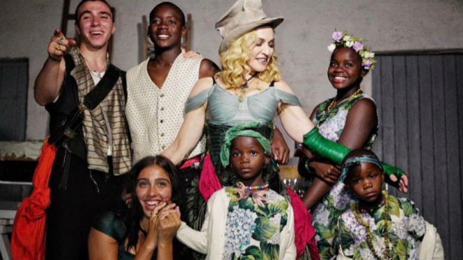 Penyanyi Madonna dan anak-anaknya