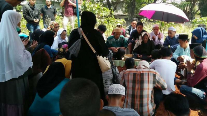 Suasana prosesi pemakaman Catur di Duren Sawit.