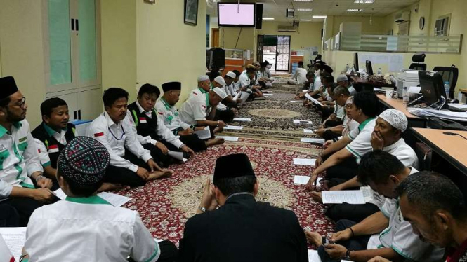 Petugas haji Indonesia di Mekah yang juga berdoa untuk muslim Rohingya
