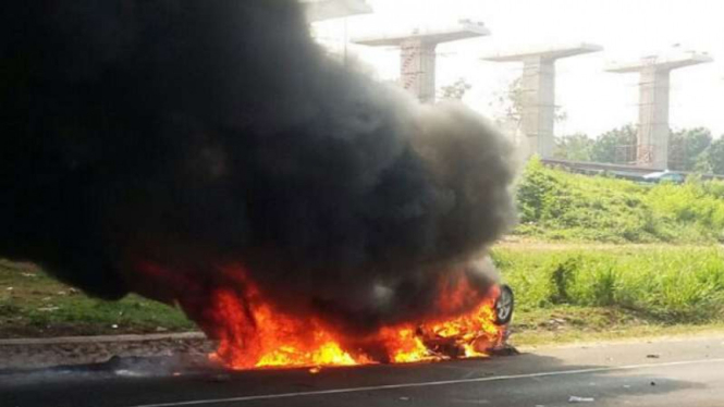 Mobil terbakar di Tol Jagorawi