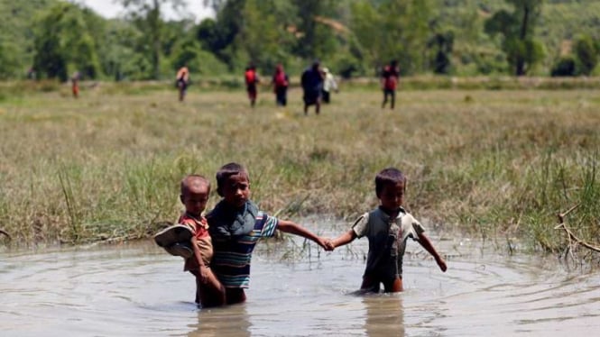 Anak-anak Rohingya mengungsi keluar Myanmar