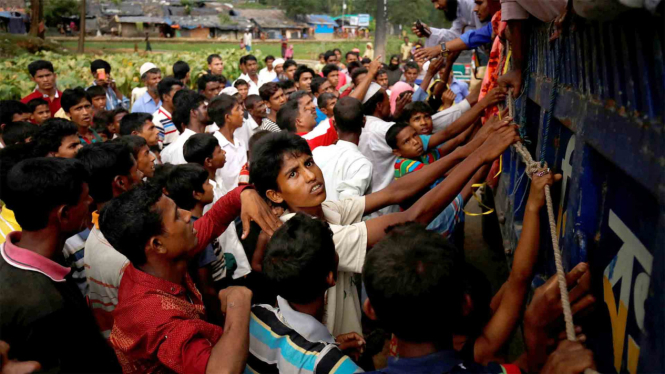 Para pengungsi Rohingya berebut bantuan di Bangladesh