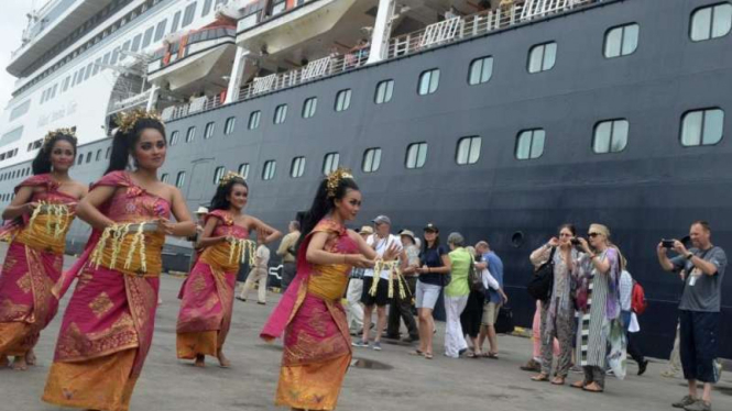 Penari tradisional Bali menyambut penumpang kapal pesiar MS Volendam. 