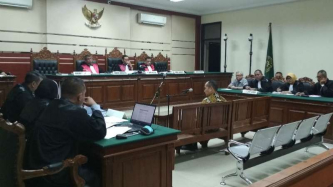 Sidang dugaan suap triwulanan Komisi B DPRD Jatim dengan terdakwa Bambang Heryanto dan Anang di Pengadilan Tipikor Surabaya, Jawa Timur, pada Senin, 4 September 2017.