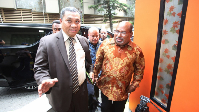 Gubernur Papua Lukas Enembe (kanan)