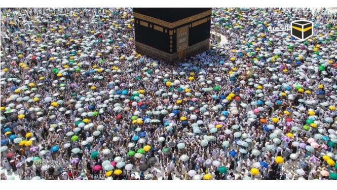 Aktivitas jemaah haji seluruh dunia saat mengelilingi Kakbah saat puncak ibadah haji tahun 2017.