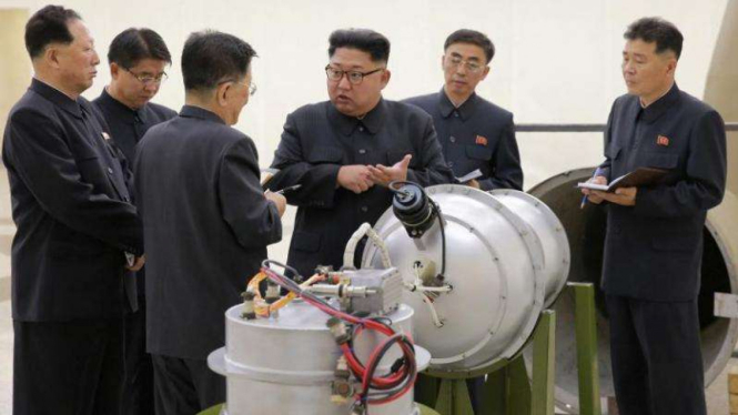 Pemimpin Korea Utara Kim Jong-un meninjau program rudal balistik antarbenua.