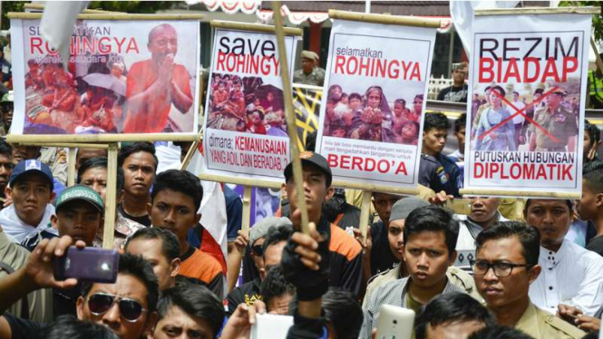 Pengunjuk rasa membawa poster saat menggelar Aksi Solidaritas Rohingya di depan kantor Gubernur NTB di Mataram, Senin (4/9/2017).