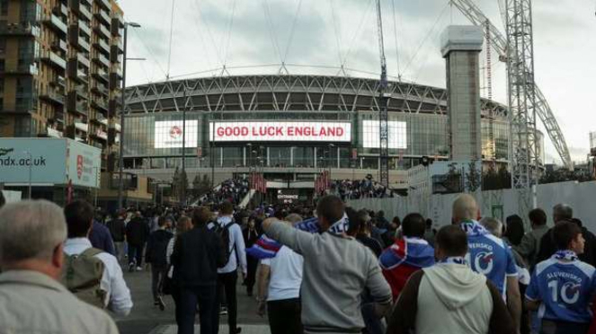 Ribuan suporter tertahan di luar Stadion Wembley.