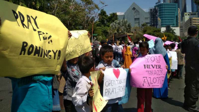 Aksi solidaritas untuk Rohingya di Jalan Gubernur Suryo Surabaya, Jawa Timur, pada Selasa, 5 September 2017.