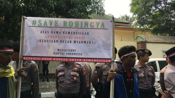  Pengunjuk rasa demonstrasi di kantor Kedutaan Besar Myanmar, Jakarta.
