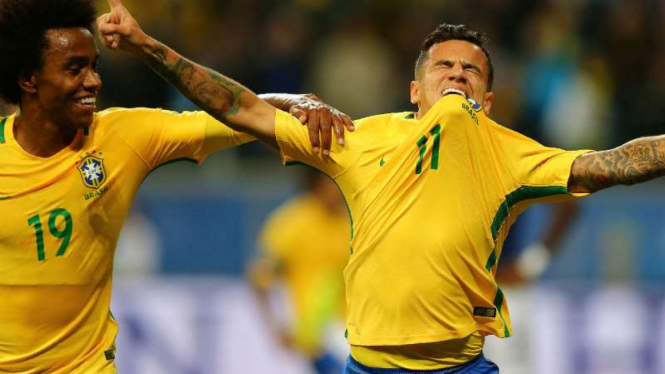 Penyerang Brasil, Philippe Coutinho rayakan gol