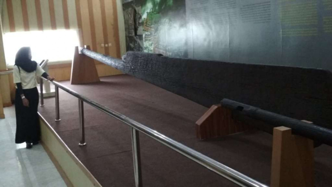 Kemudi kapal raksasa kerajaan Sriwijaya di Museum TPKS Palembang