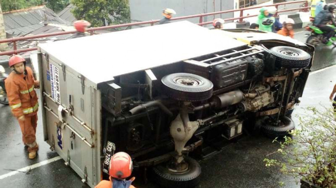 Mobil boks terbalik di fly over Jalan Arif Rahman Hakim, Depok, Jawa Barat