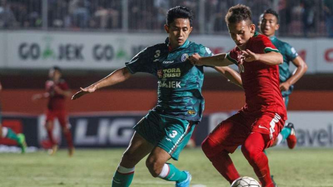 Pemain Timnas Indonesia U-19, Egy Maulana Vikry (kostum merah)