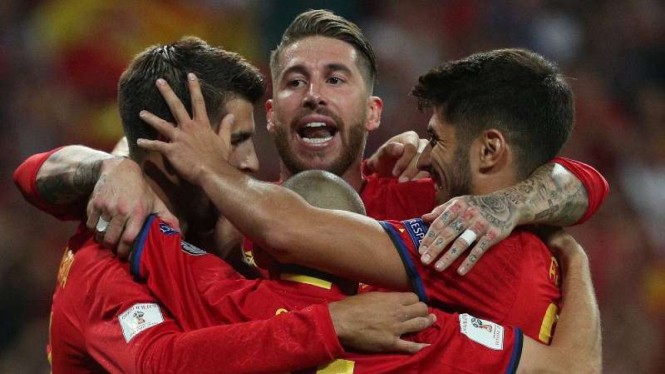 Para pemain Timnas Spanyol merayakan gol Alvaro Morata (kiri)