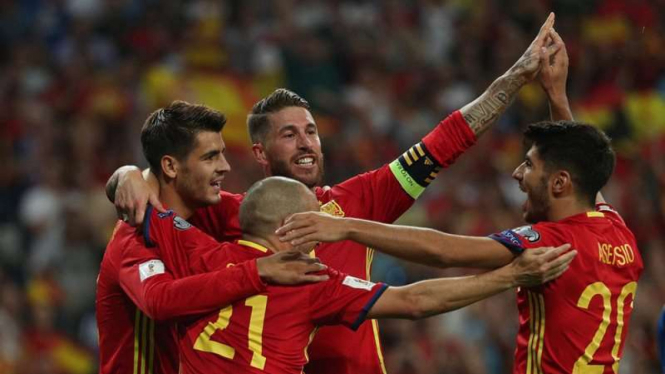 Para pemain Timnas Spanyol merayakan gol Alvaro Morata (kiri)