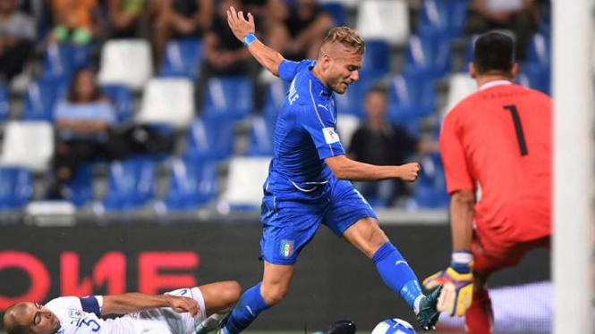 Penyerang Timnas Italia, Ciro Immobile (biru), mencetak gol ke gawang Israel