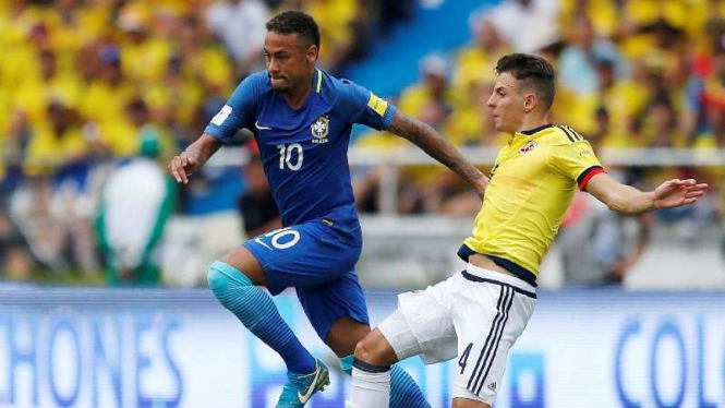 Penyerang Timnas Brasil, Neymar Jr. (kiri) dalam laga kontra Kolombia