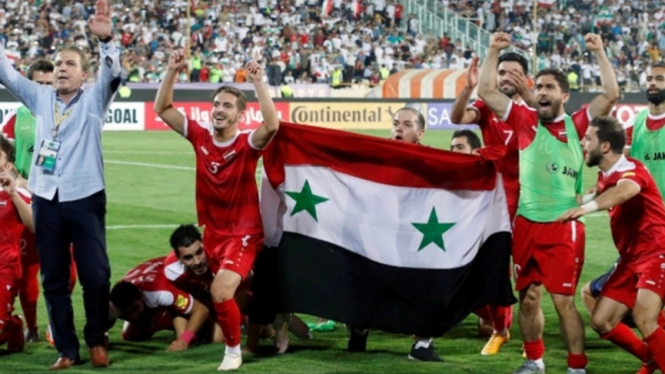 Pemain Timnas Suriah merayakan lolos ke playoff Piala Dunia 2018