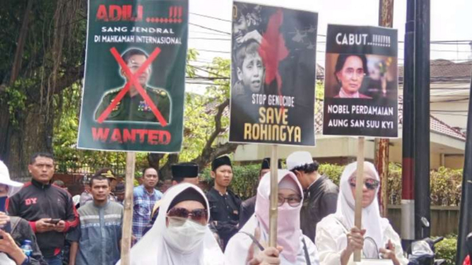 Massa gelar demonstrasi di Kedubes Myanmar di Jakarta, Rabu 6 September 2017.