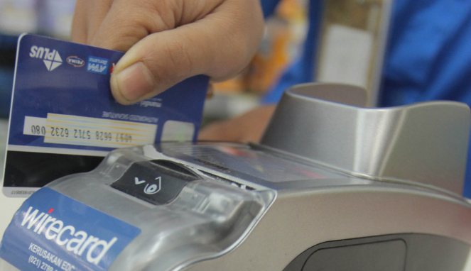 Jangan mau kartu kreditnya digesek selain di mesin gesek resmi (EDC).