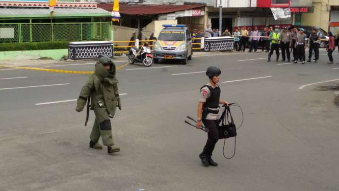 Tim Gegana Brimob Polda Lampung mengamankan tas berwarna hitam yang diduga bom, Rabu (6/9/2017)