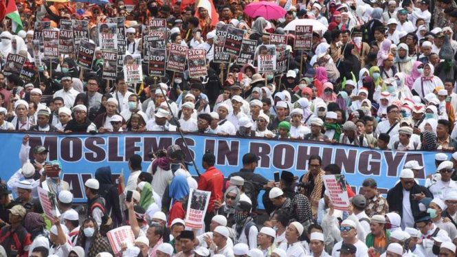 Massa menggelar aksi solidaritas untuk Rohingya di kantor Kedutaan Besar Myanmar Jakarta, Rabu (6/9/2017).