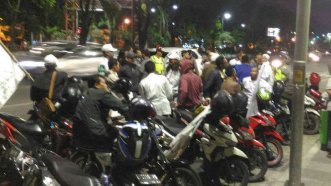 Massa FPI pendukung Alfian Tanjung di Polda Jatim