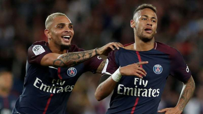 Penyerang baru Paris Saint-Germain (PSG), Neymar (kanan)