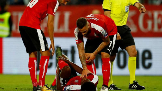 David Alaba (tengah) cedera saat membela Austria