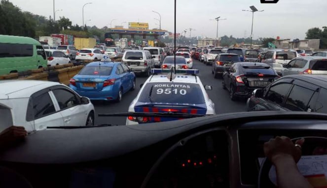 Mobil polisi kawal bus TransJabodetabek 