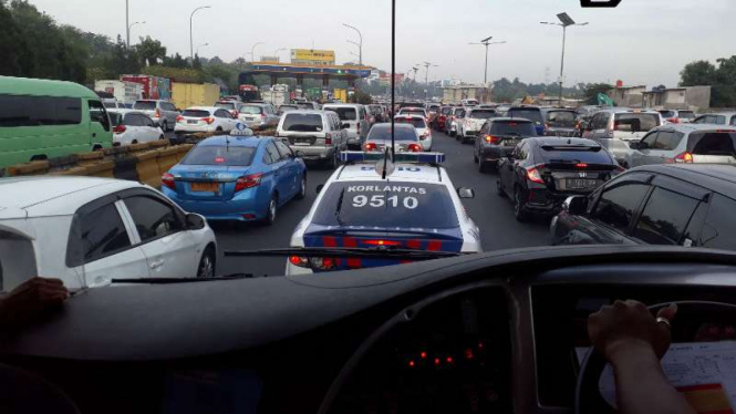 Mobil polisi kawal bus TransJabodetabek 