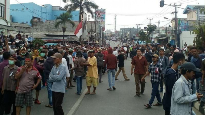 Ribuan warga tutup Jalan Dewi Sartika, Kota Depok.