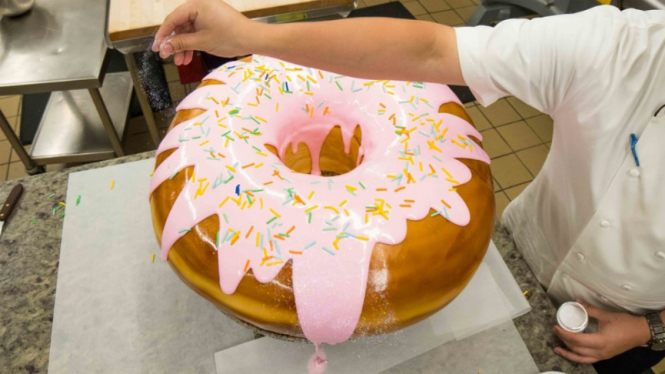 Donat raksasa seberat 5 kilogram.