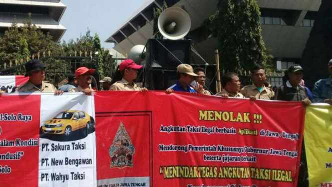 Para sopir taksi konvensional berunjuk rasa di depan kantor Gubernur Jawa Tengah di Semarang pada Kamis, 7 September 2017.