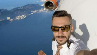 Geger Pose Selfie Ekstrem Pilot dari Jendela Pesawat