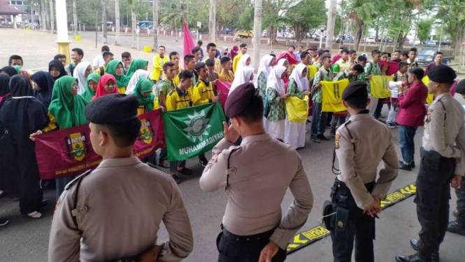 Sejumlah pelajar dari sekolah Muhammadiyah di Sumatera Selatan menggelar aksi simpati peduli etnis Rohingya, Kamis (7/9/2017)