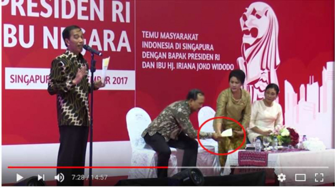 Ibu negara Iriana menyampaikan pesan dalam selembar kertas untuk Paspampres agar mengingatkan rambut kusut Jokowi, di Singapura, Kamis (7/9/2017)