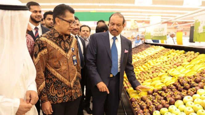 Deputi BKPM Himawan Hariyoga (Batik) meninjau LULU Hypermarket di BSD City.