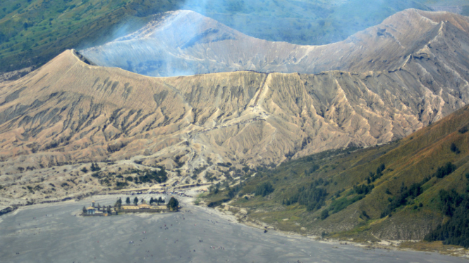 Wisatawan memadati kawasan pasir berbisik Gunung Bromo