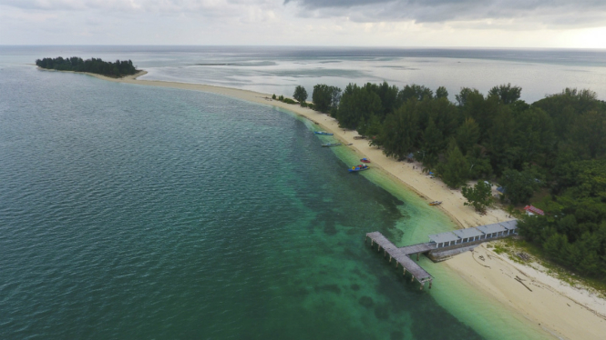 Foto aerial Pulau Dodola di Morotai, Maluku Utara