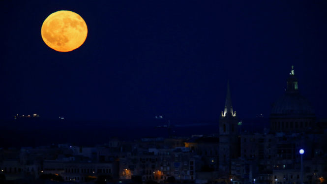 Bulan purnama terlihat di Valletta, Malta, 6 September waktu setempat.