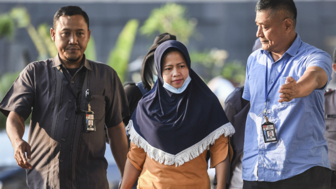 Hakim Pengadilan Tipikor Bengkulu, Dewi Suryana (tengah) digiring petugas ke gedung KPK, Jakarta, Kamis (7/9/2017). KPK mengamankan Suryana usai terjaring operasi tangkap tangan (OTT) di Bengkulu.