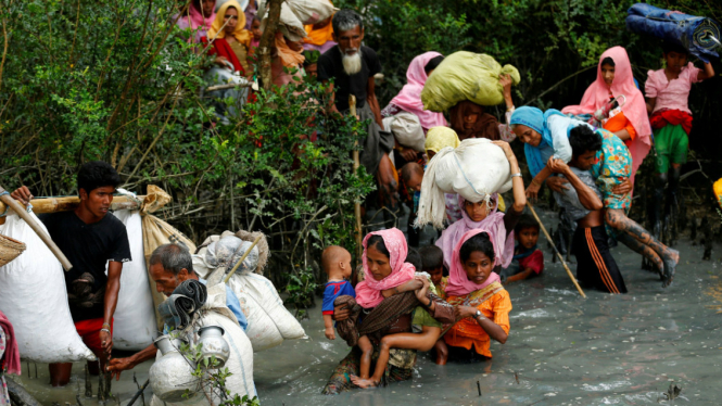  Pengungsi Rohingya usai melewati perbatasan menggunakan perahu menyusuri Naf River di Teknaf, Bangladesh, 7 September 2017. 