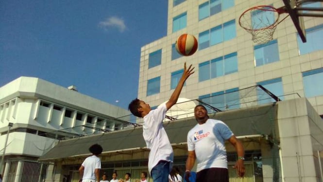 Mantan bintang NBA, Sam Perkins (kanan), dalam acara coaching clinic