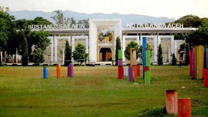 Halaman belakang taman Bustanussalatin terdapat tiang warna-warni yang digunakan warga untuk segala aktivitas.