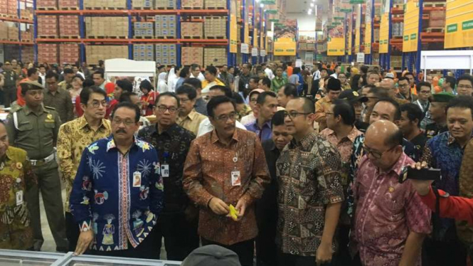 Gubernur DKI Jakarta Djarot Saiful Hidayat saat meresmikan Jak Grosir di Pasar Induk Kramat Jati Jakarta TImur, Jumat (8/9/2017)