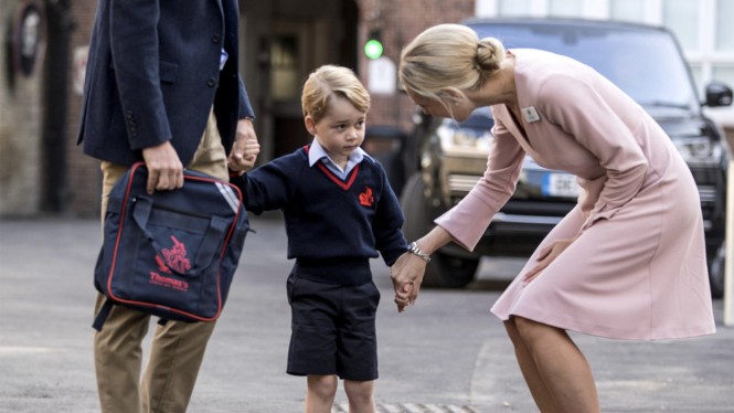 Pangeran George diantar Ayahnya masuk sekolah hari pertama.